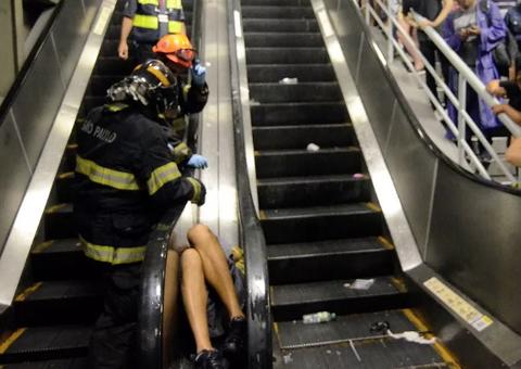 Homem despenca e fica preso no vão de escadas rolantes em terminal de passageiros