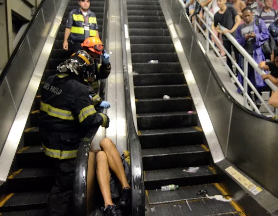 Homem despenca e fica preso no vão de escadas rolantes em terminal de passageiros