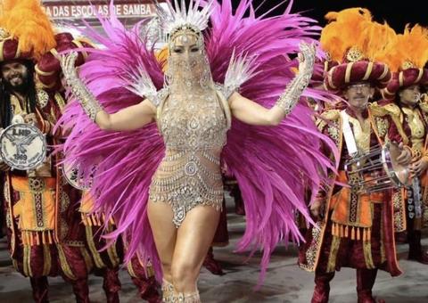 Sabrina Sato estreia como rainha de bateria da Gaviões e deixa público em alvoroço no Anhembi