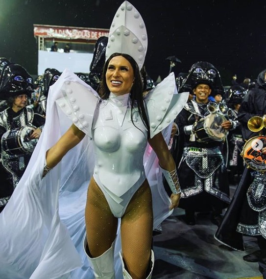 De princesa Leia sexy, cava de Lívia Andrade chama a atenção no desfile da Império de Casa Verde