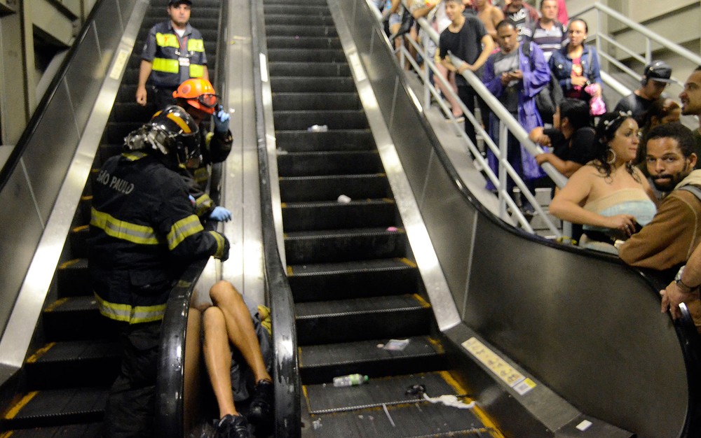 Homem fica ferido ao cair em vão entre escadas rolantes