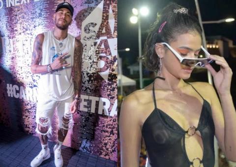 Com Bruna Marquezine em trio elétrico, Anitta surpreende e dispara para Neymar: “Vacilão”
