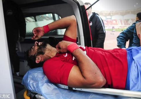  Henrique Dourado marca e sofre fratura em estreia na China