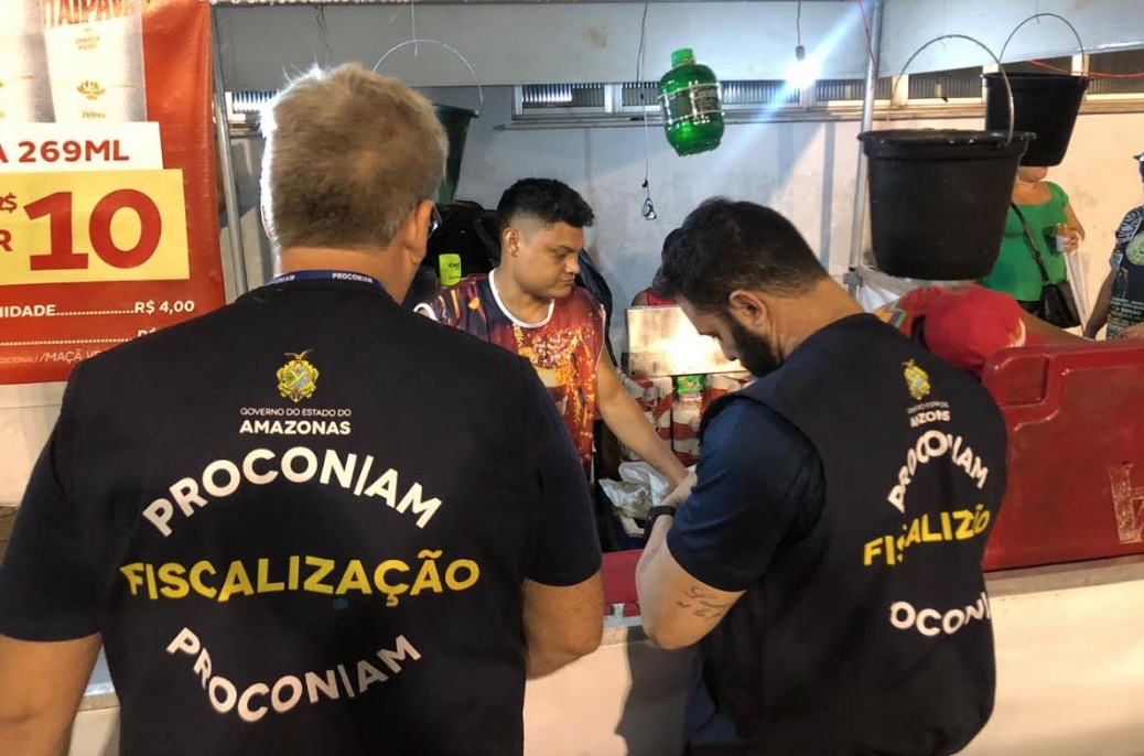 Procon realiza fiscalização surpresa no Sambódromo para coibir práticas abusivas de comerciantes