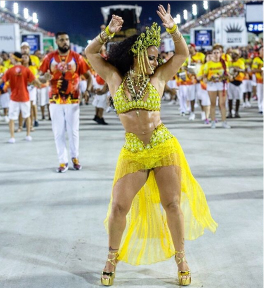 Após ser alfinetada por rainha de bateria, Viviane Araújo rebate: 'Problema é dela' 