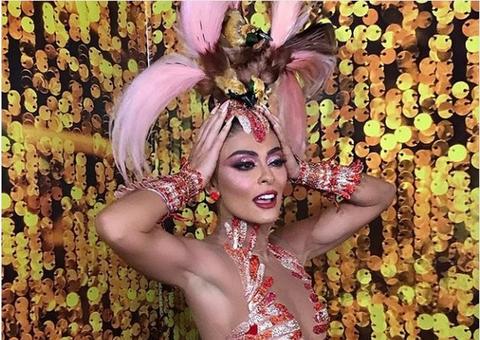 Vestida com 30 mil cristais, Juliana Paes surge com look ousado para desfile na Marquês de Sapucaí