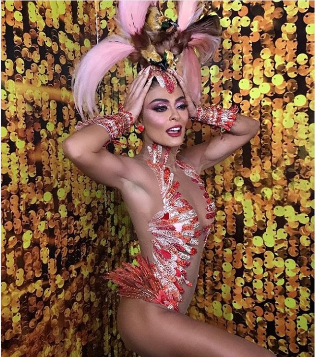 Vestida com 30 mil cristais, Juliana Paes surge com look ousado para desfile na Marquês de Sapucaí