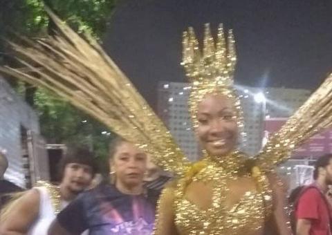 Luana Bandeira desfila com 20 mil pedras e 15kg de fantasia