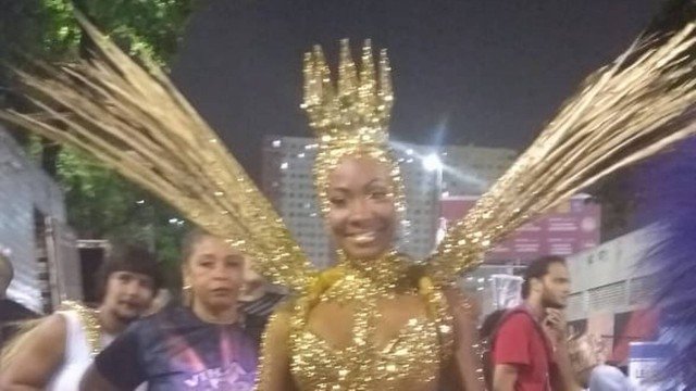 Luana Bandeira desfila com 20 mil pedras e 15kg de fantasia