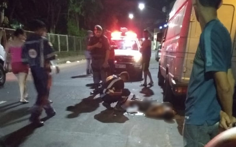 Após levar três tiros, homem é jogado de carro no meio de avenida em Manaus