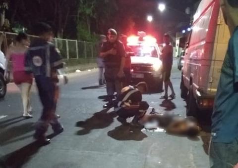 Após levar três tiros, homem é jogado de carro no meio de avenida em Manaus