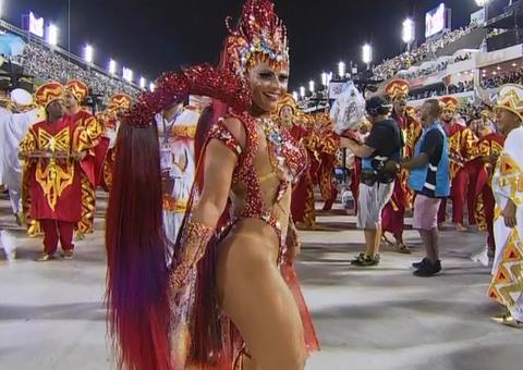 Fantasiada de borboleta, Viviane Araújo leva público ao delírio no Carnaval do Rio 