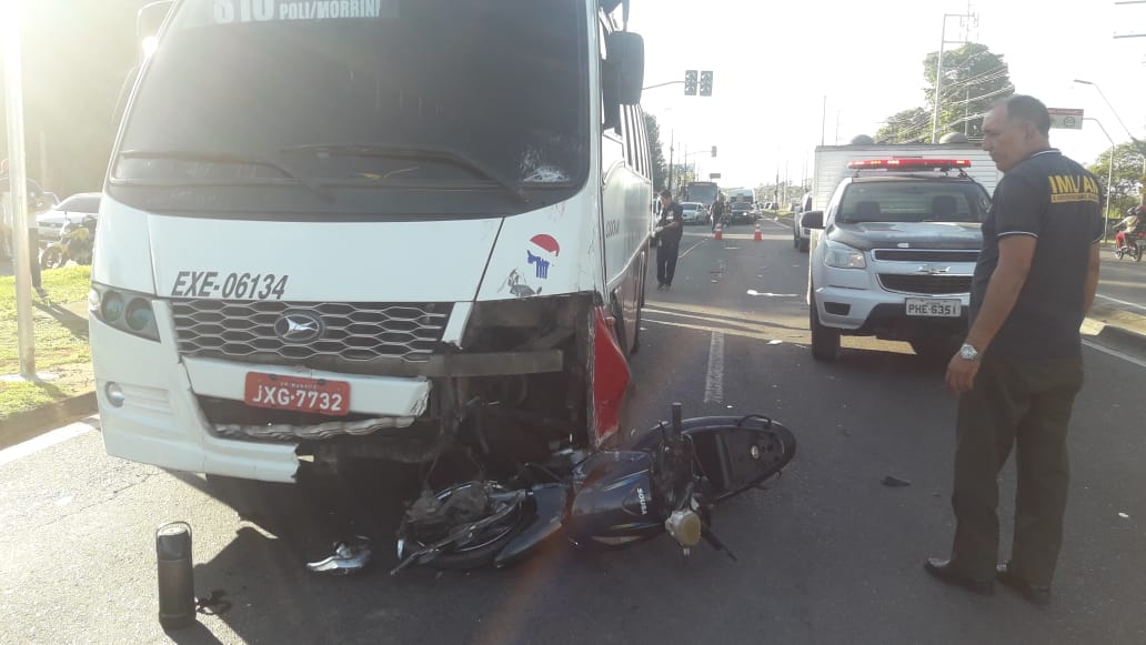 A caminho do trabalho, homem morre atropelado por micro-ônibus em avenida de Manaus