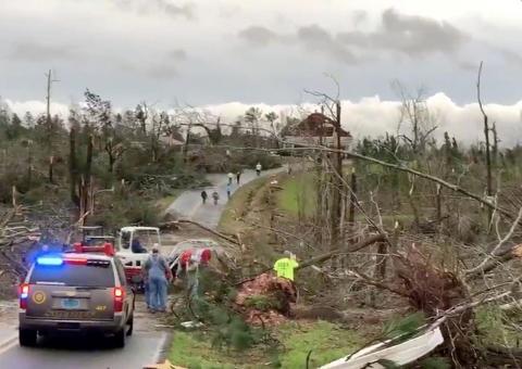 EUA: tornado atinge Alabama deixando rastro de morte e destruição