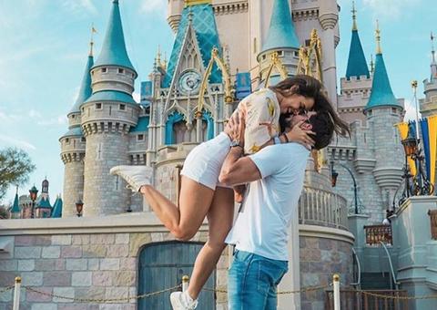 Ex-bbb Emilly curte viagem romântica com namorado na Disney