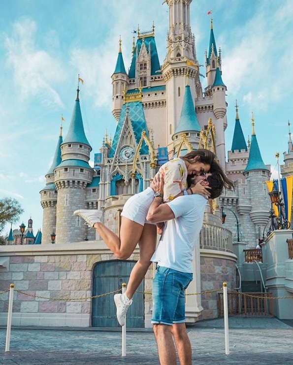 Ex-bbb Emilly curte viagem romântica com namorado na Disney