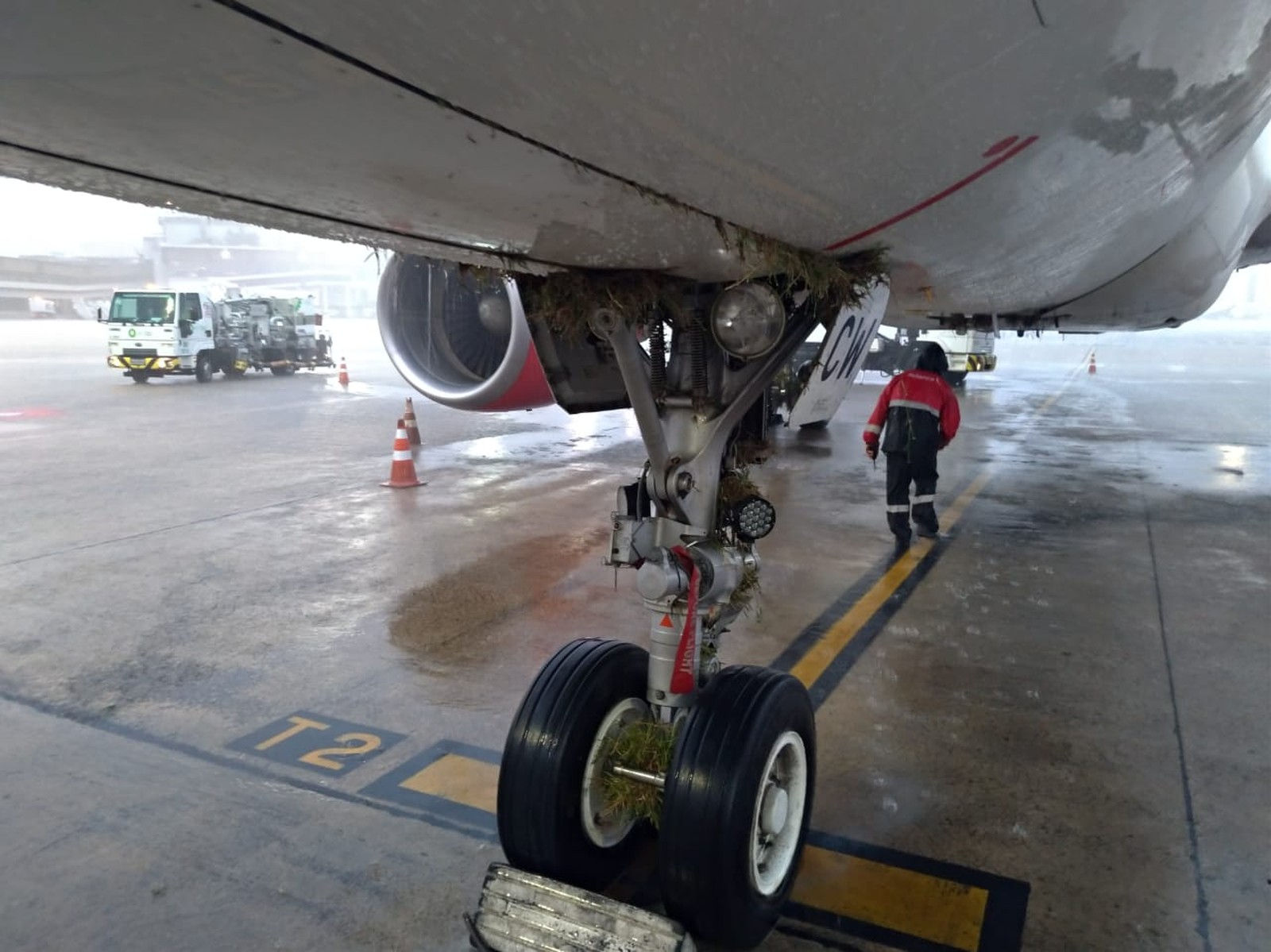 Avião sai de pista durante pouso e passageiros ficam desesperados