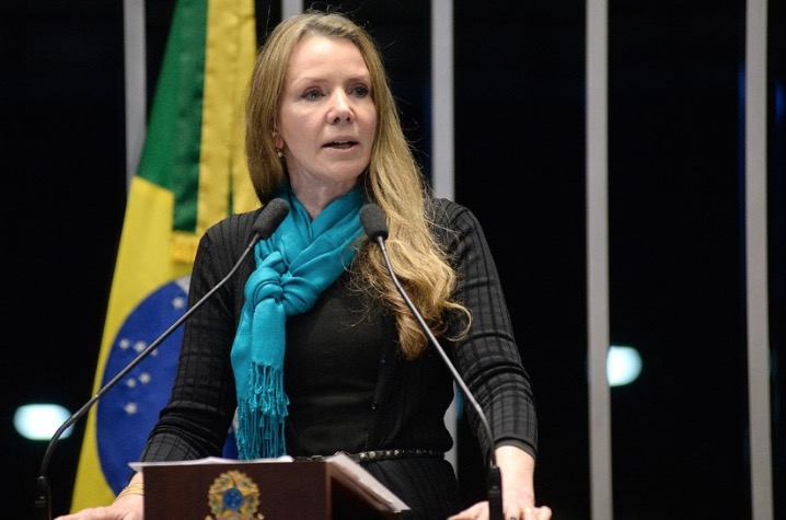 Vanessa Grazziotin lamenta divulgação de seu novo cargo como secretária parlamentar 