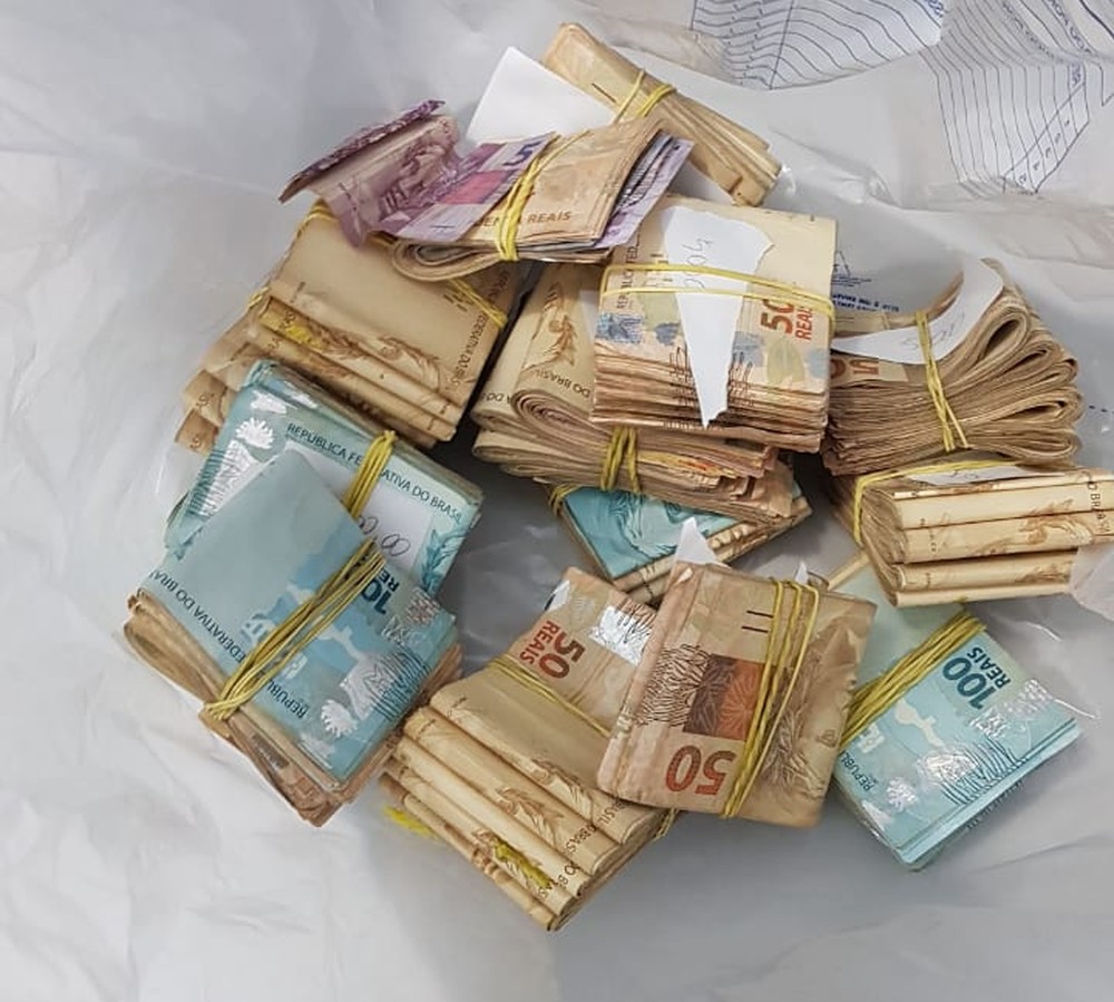 Motorista é detido em blitz com R$ 61 mil na cueca e em carro