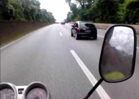 Criança de 10 anos cai em bueiro enquanto pilotava moto em rodovia