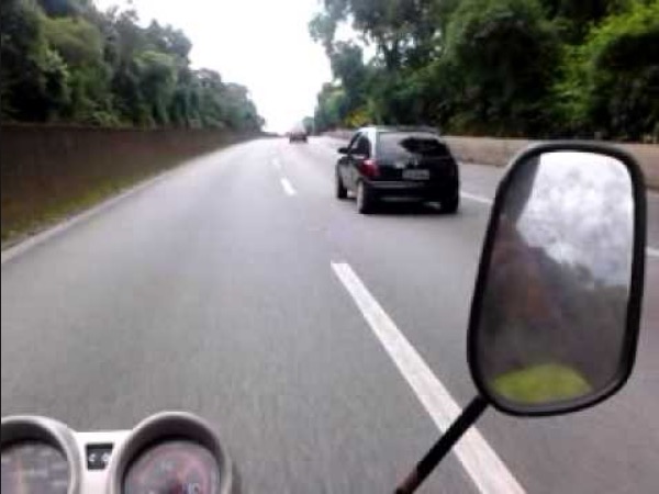 Criança de 10 anos cai em bueiro enquanto pilotava moto em rodovia