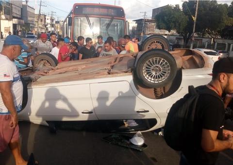 Trânsito fica caótico após carro capotar em viaduto de Manaus