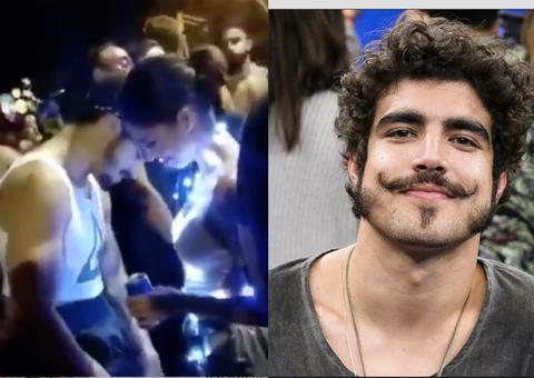 Gesto polêmico de Caio Castro em bloco de carnaval deixa internautas alvoroçados