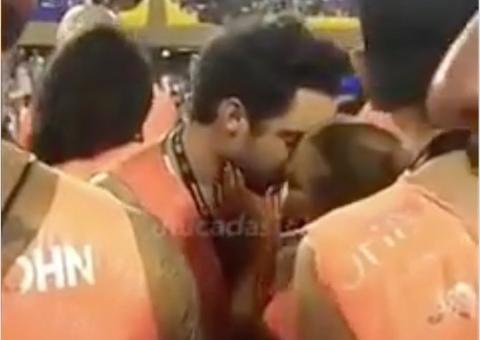 Recém-separado, Fernando da dupla com Sorocaba é flagrado aos beijos com atriz Global em camarote na Sapucaí