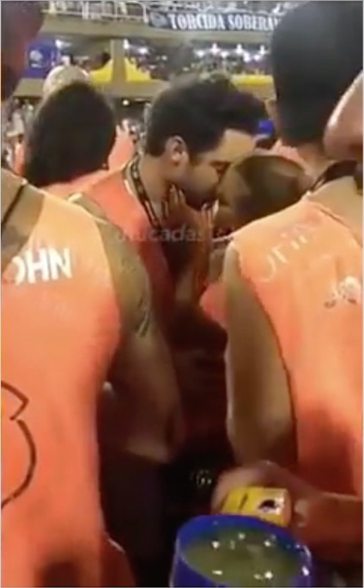 Recém-separado, Fernando da dupla com Sorocaba é flagrado aos beijos com atriz Global em camarote na Sapucaí