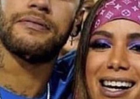 Com Marquezine no mesmo camarote, Neymar e Anitta trocam beijos no Carnaval
