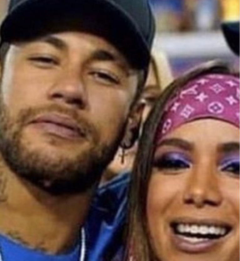 Com Marquezine no mesmo camarote, Neymar e Anitta trocam beijos no Carnaval