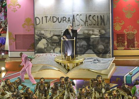 Mangueira emociona o público com homenagem a Marielle Franco