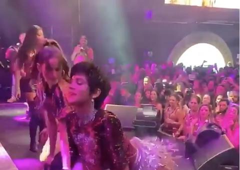 Com Neymar e Anitta na plateia, Bruna Marquezine enlouquece fazendo quadradinho 