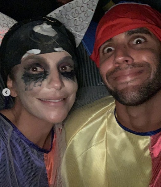 Para fugir de cliques, Ivete Sangalo curte carnaval disfarçada em Salvador 