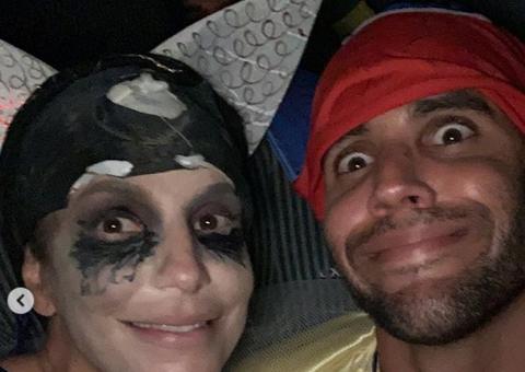 Para fugir de cliques, Ivete Sangalo curte carnaval disfarçada em Salvador 