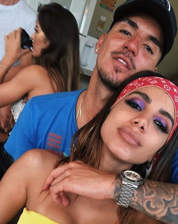 Após beijos com Neymar, Anitta leva Gabriel Medina para festinha em casa