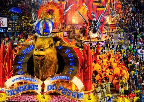 Paraíso do Tuiuti homenageia Lula e crítica Jair Bolsonaro na Sapucaí