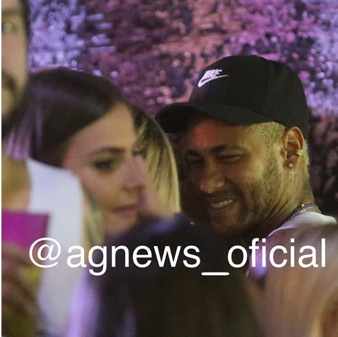 Saiba quem é a loira que trocou beijos com Neymar no Carnaval