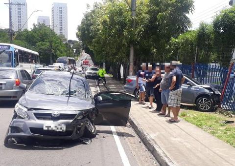 Grave acidente deixa três pessoas feridas em Manaus