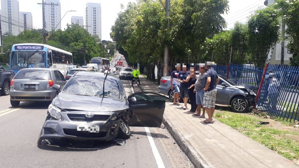Grave acidente deixa três pessoas feridas em Manaus