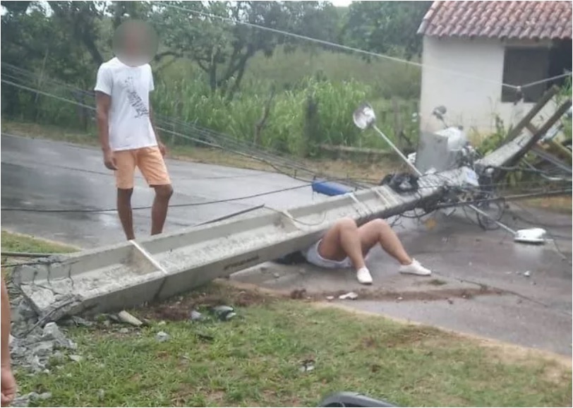 Poste cai em cima de mulher durante acidente de trânsito