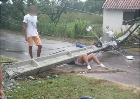 Poste cai em cima de mulher durante acidente de trânsito