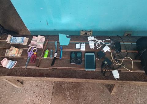 Celulares e dinheiro são encontrados durante revista em delegacia 