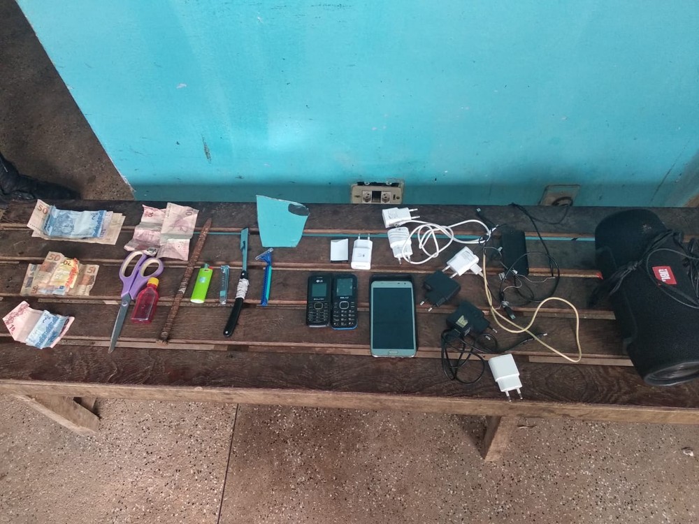 Celulares e dinheiro são encontrados durante revista em delegacia 