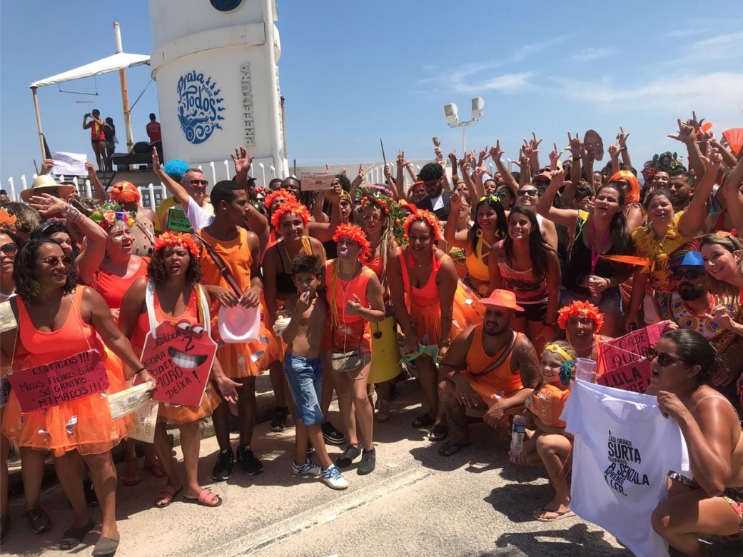 Foliões fazem protesto contra Bolsonaro em frente à casa do presidente no Rio