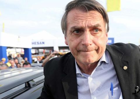 Foliões fazem protesto contra Bolsonaro em frente à casa do presidente no Rio