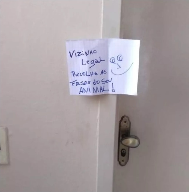 Mulher recebe bilhete e fezes de cão após reclamação de vizinhos sobre sujeira