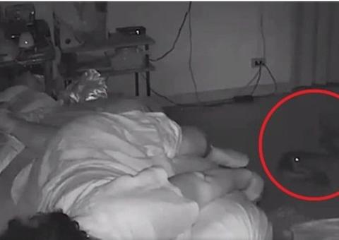 Idosa desvia de mordidas de cobra fatal enquanto dorme