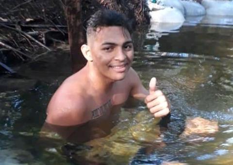 Jovem é assassinado com seis tiros enquanto se preparava para sair com irmão em Manaus