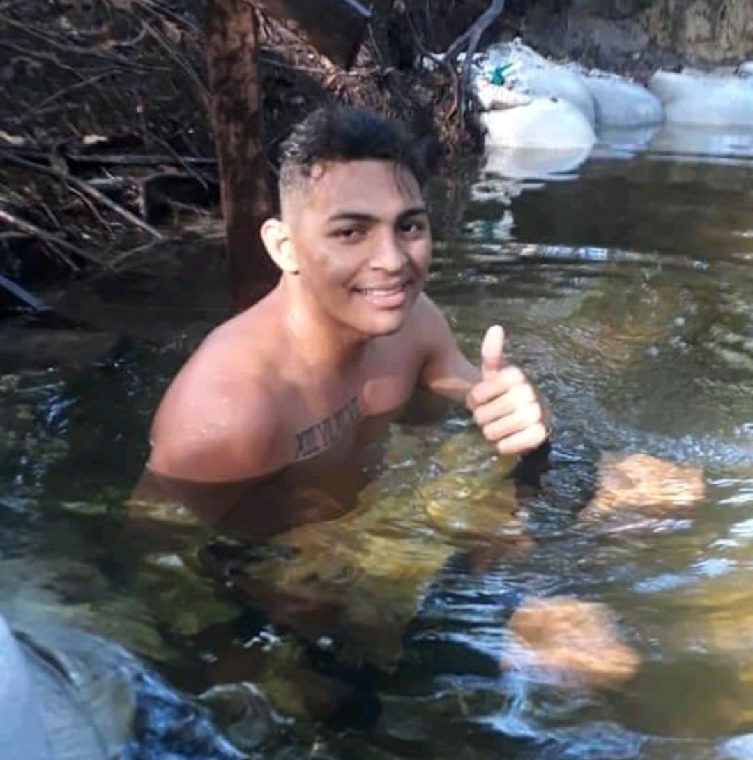 Jovem é assassinado com seis tiros enquanto se preparava para sair com irmão em Manaus